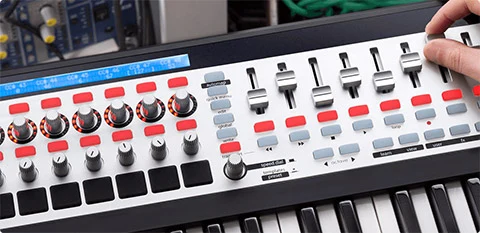 מקלדת שליטה Novation SL
